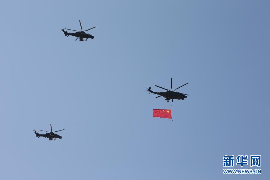 空中护旗方队率先飞过天安门上空