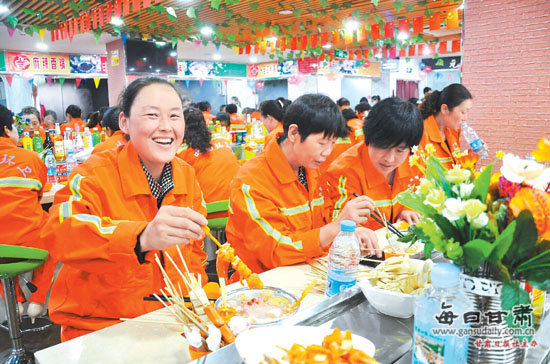 打工妹老板请环卫工人吃火锅(图)-打工妹|环卫