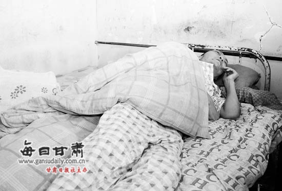 坐班车被颠下肢麻木无知觉 四川来兰务工男子