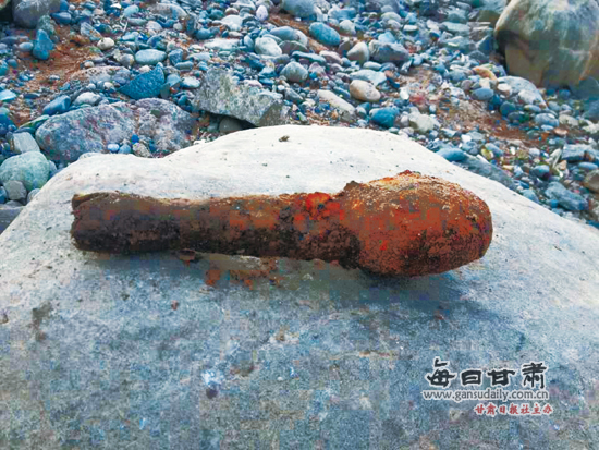 兰州:黄河边挖出手榴弹