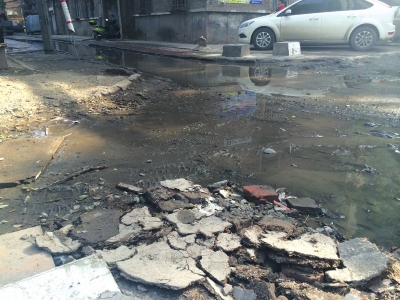 兰州:秀川新村一家属楼管道被堵塞污水无人清