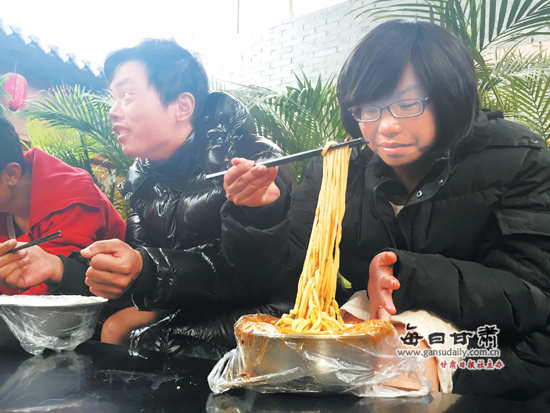 【关注】走心情侣动身千里之外 不留遗憾让爱