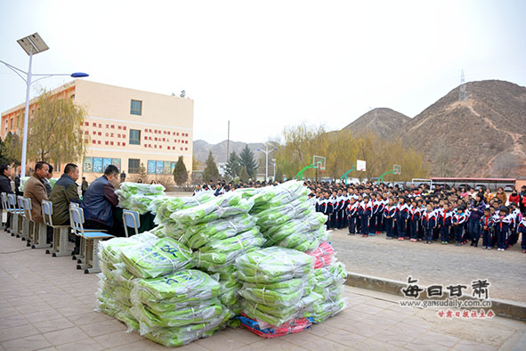 电器为皋兰县九合中学捐赠400个爱心书包