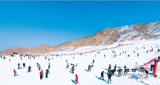 祁连山国际滑雪场吸引着越来越多的游客前来休闲.盛捷