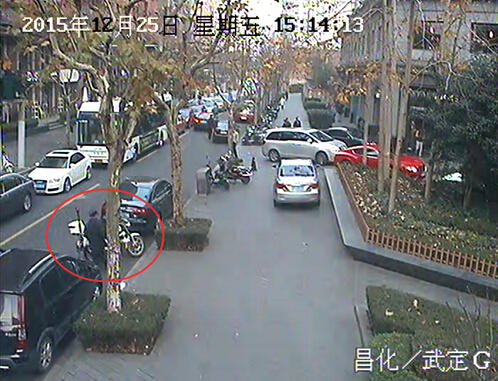 员不满被交警贴罚单 怒扔警用摩托车行驶证-驾