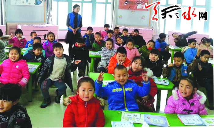 新年幼儿说愿望 天天天水网记者安蓉 实习生窦文波 “我想过个不一样的年,和爸妈一起去海南游玩。”“我想去太空遨游”…… 1月8日上午9时,市第二幼儿园大二班的教室里非常热闹。当老师告诉孩子们进入全新的2016年,快乐的寒假即将到来,大家有什么新年愿望时,小朋友们举着小手,争先恐后地向老师说着自己的新年愿望:“我想和爸妈还有我的小兔子一起回兰州过大年”、“我想和爸妈一起去电影院看电影&rdquo