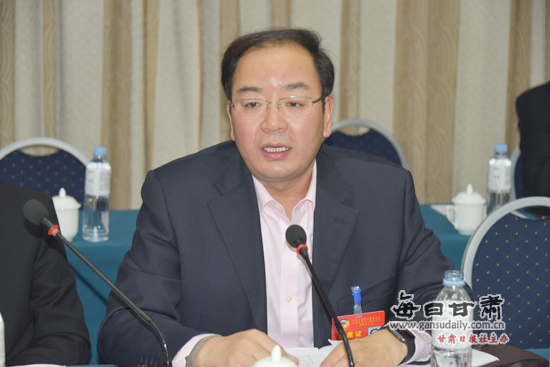 张世珍参加政协工商联、经济一组界别分组讨论