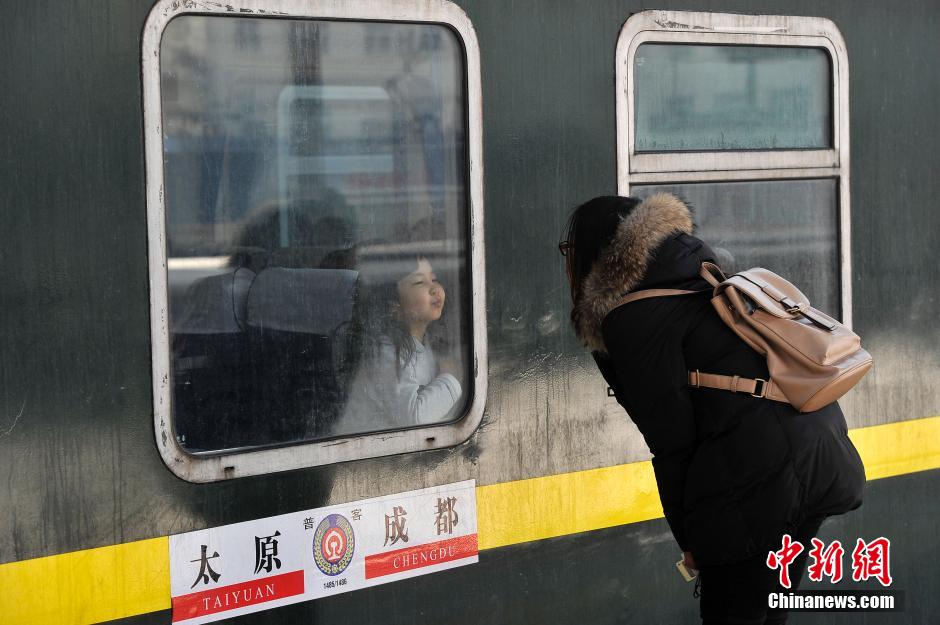 镜头记录春运童子军 这些画面看哭了很多人-春