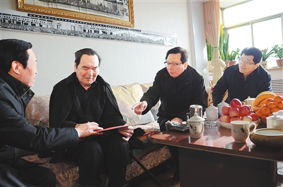 春节临近,省政协主席冯健身在州委书记杨元忠的陪同下到临夏州