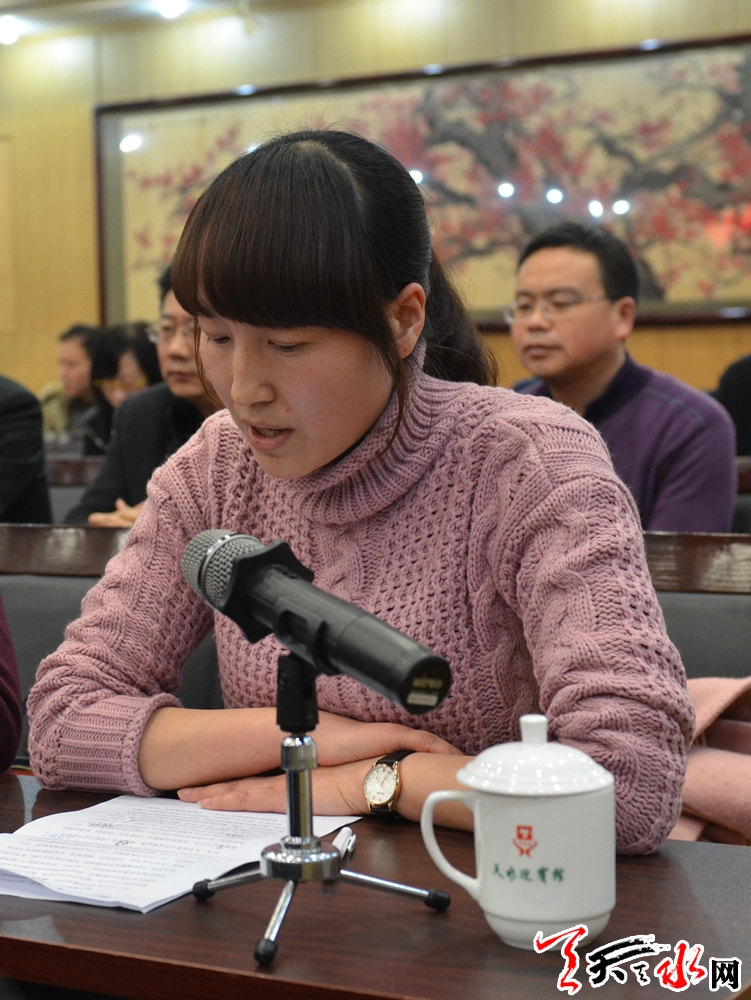 记者代表胡丽霞.JPG 记者代表胡丽霞.JPG