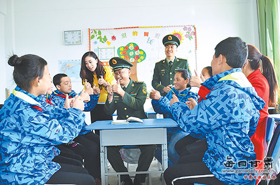 甘南消防支队官兵来到特殊教育学校开展学雷锋