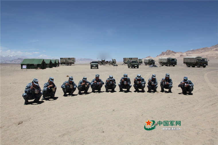 沙漠雷达兵:夕阳下的千里戈壁滩很美!-沙漠