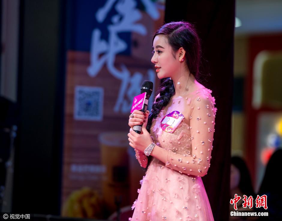 超女选手长相酷似范冰冰 与粉丝自拍明星既视