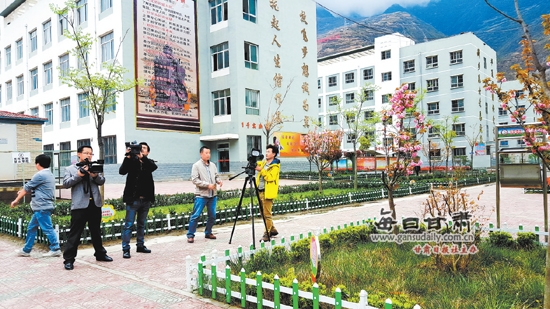 青海安多藏语卫视在舟曲采访录制新闻节目 -舟