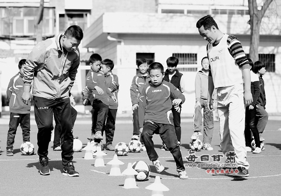 兰州市七里河小学体育教师给孩子们上足球课-