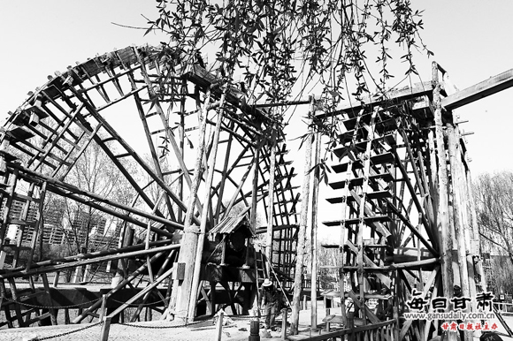 兰州水车博览园工作人员对景区大水车进行维修