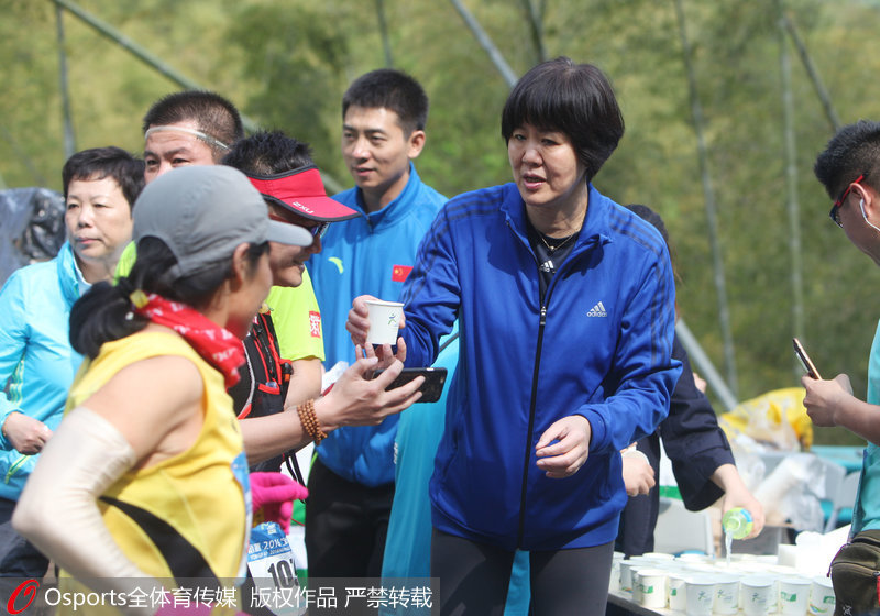 高清:宁波山地马拉松郎平当志愿者为选手送水