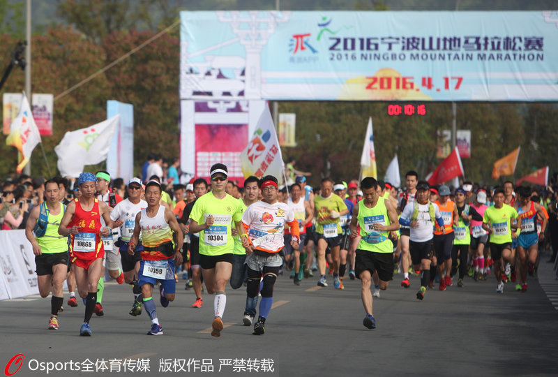 高清:宁波山地马拉松郎平当志愿者为选手送水