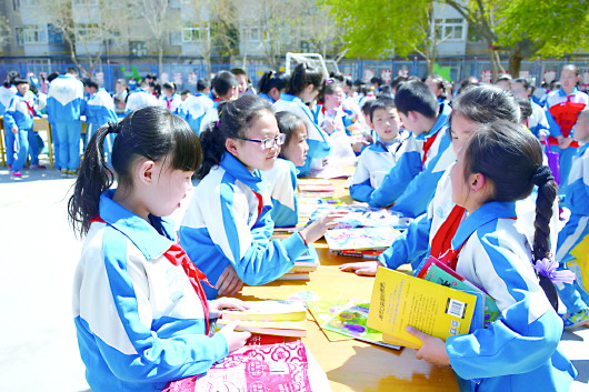 白银区第二小学举办学生图书交易社会实践活动