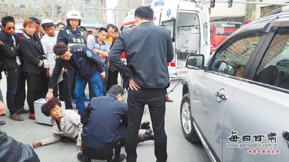 兰州一老太突然后退被卷车下 众人及时抬车将