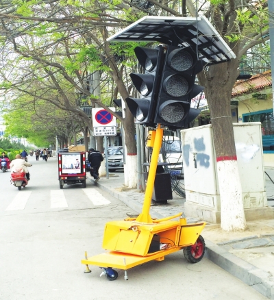 兰州:移动信号灯凌晨被车刮倒受伤 -信号灯-每