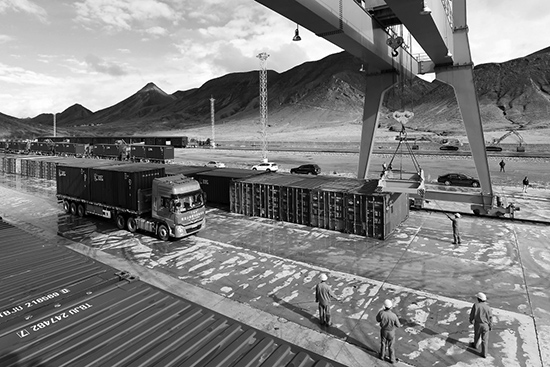 南亚公铁联运国际货运列车兰州号抵达日喀则