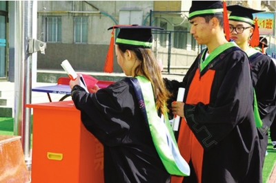 兰州市西北中学举行别开生面的成人仪式-西北