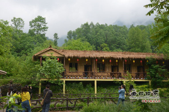 康县:美丽乡村变旅游景点 绿水青山成