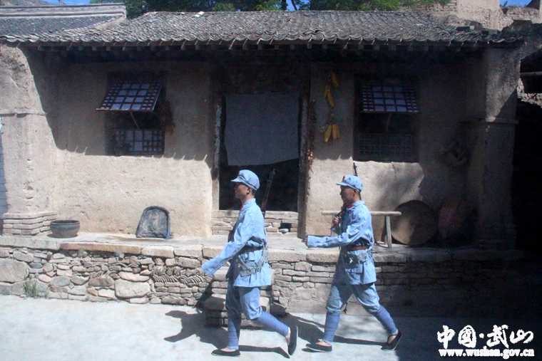《长征·故事》在鸳鸯镇费家山毛泽东长征途经武山居住旧居的