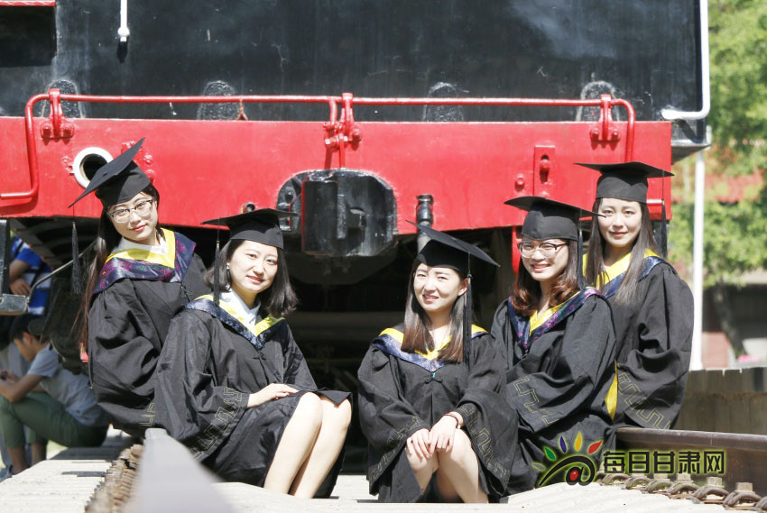 【毕业季】青龙桥火车头:兰州交大毕业照的专
