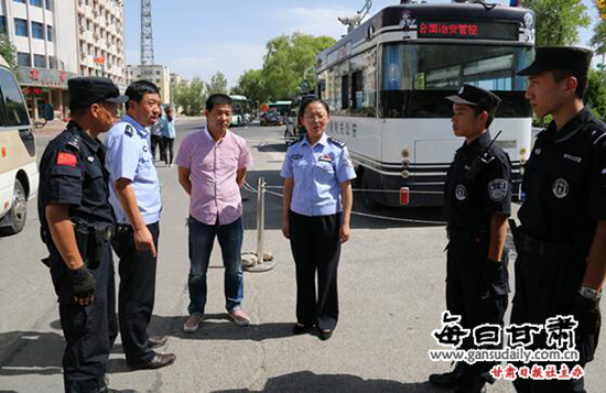 浙江商会副会长陈登宣在市局政治部主任张建华,特警支队支队长李林