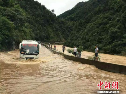 长江中下游汛情紧急 一周200余万人次投入抗洪