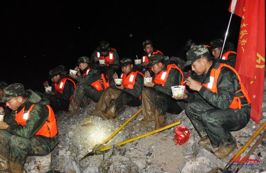 武警部队抗洪救灾堤坝上那些难忘的瞬间