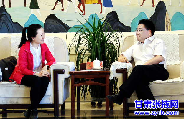 毛生武会见中央电视台《焦点访谈》栏目摄制组