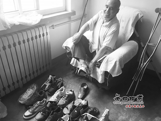 收到爱心人士捐赠新鞋 兰州八旬老人表谢意乐