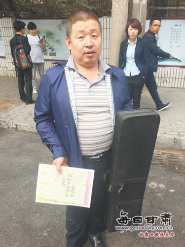 兰州:热心市民捐赠乐器 残疾人艺术团圆梦-乐器