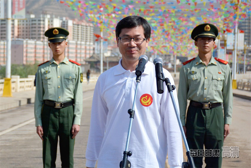 【网络媒体走转改】“长征路上奔小康”采访团在甘肃会宁重温红色岁月