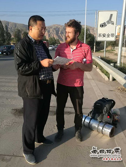 陇西:外国友人迷路寻帮助 收费站伸出援手显温