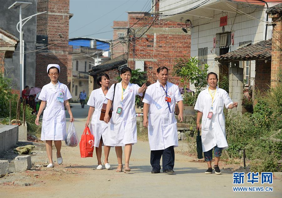 广西合山:贫困户有了家庭医生 治病享受私人订