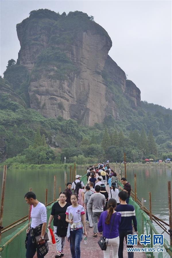 国庆假期各地旅游景点游人如织