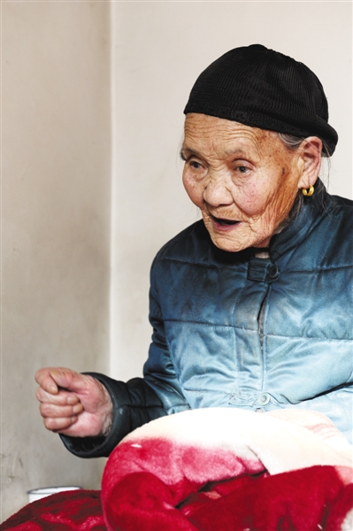 93岁的乔凤英老人躺在炕上,阳光斜洒进屋子,暖暖的.