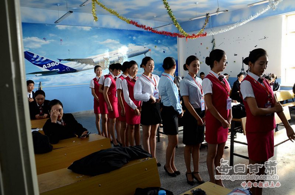 云南祥鹏航空公司在兰州外语职业学院举办空乘