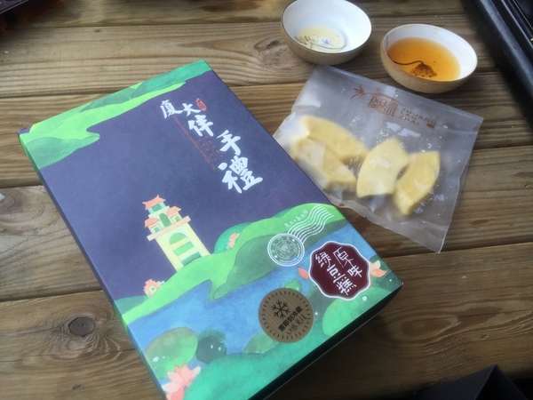 活动接近尾声,糕饼师傅还让我们没事过来泡茶聊天,真是太可爱了 ~ 这次双兰斋古法绿豆糕制作之旅,有趣、开心又难忘。 和好玩的人吃好吃的,致力于 人 、 美食 、 文化 的深度交融,很喜欢伙力食的这种概念。回到家,又不自觉地打开app搜寻新活动了,期待更多好活动~ 店名:双兰斋 地址:厦门市2思明区龙山中路177号 电话:0592-2298887 推荐:绿豆糕、凤梨酥、黑凤梨酥、绿豆馅饼、红豆馅饼