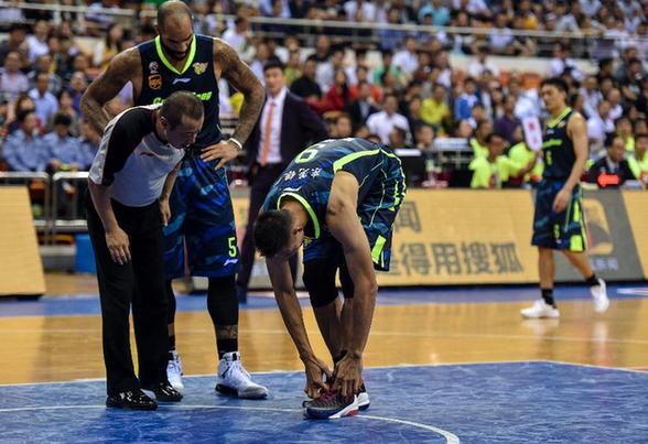 易建联任性弃鞋伤害的是CBA -易建联|弃鞋|C