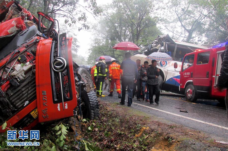 江西省上饶县发生一起客货车相撞事故 8人受伤