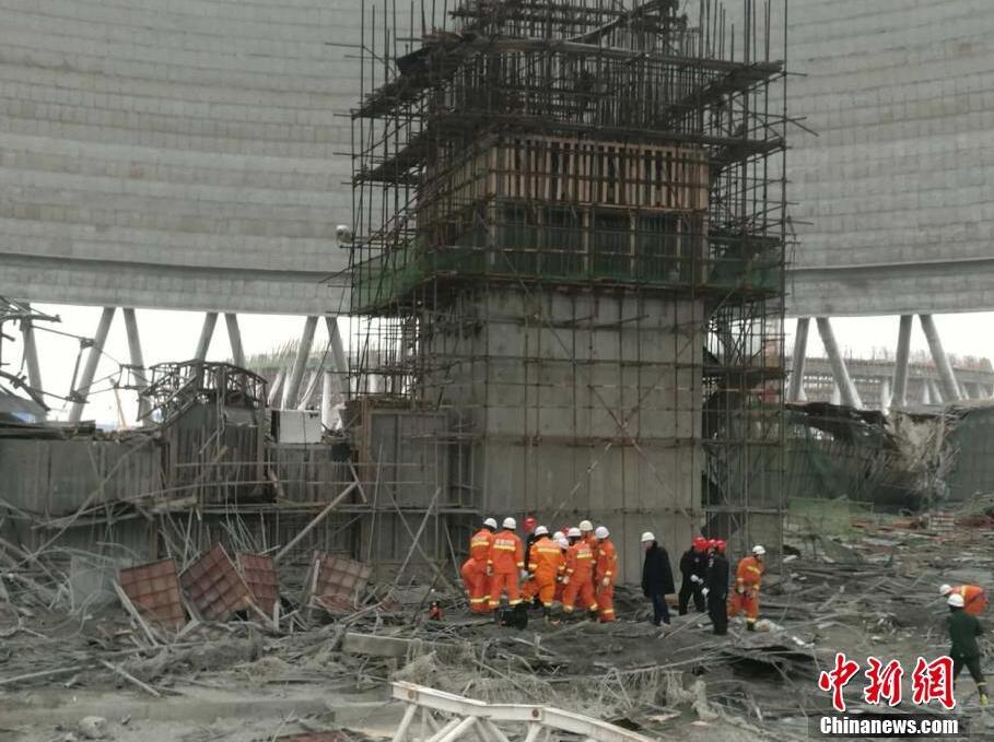 江西丰城一电厂施工平台倒塌 目前40余人死亡