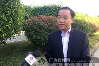 都安瑶族自治县县长蓝如帅接受采访团记者采访.
