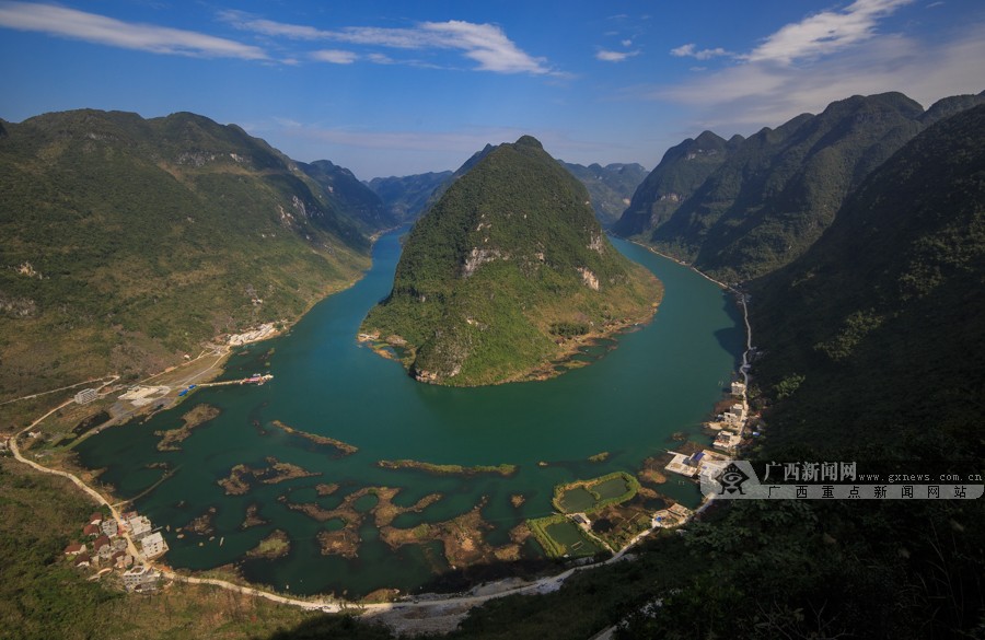 当天,采访团成员登上观景台,鸟瞰红水河第一湾盛景.