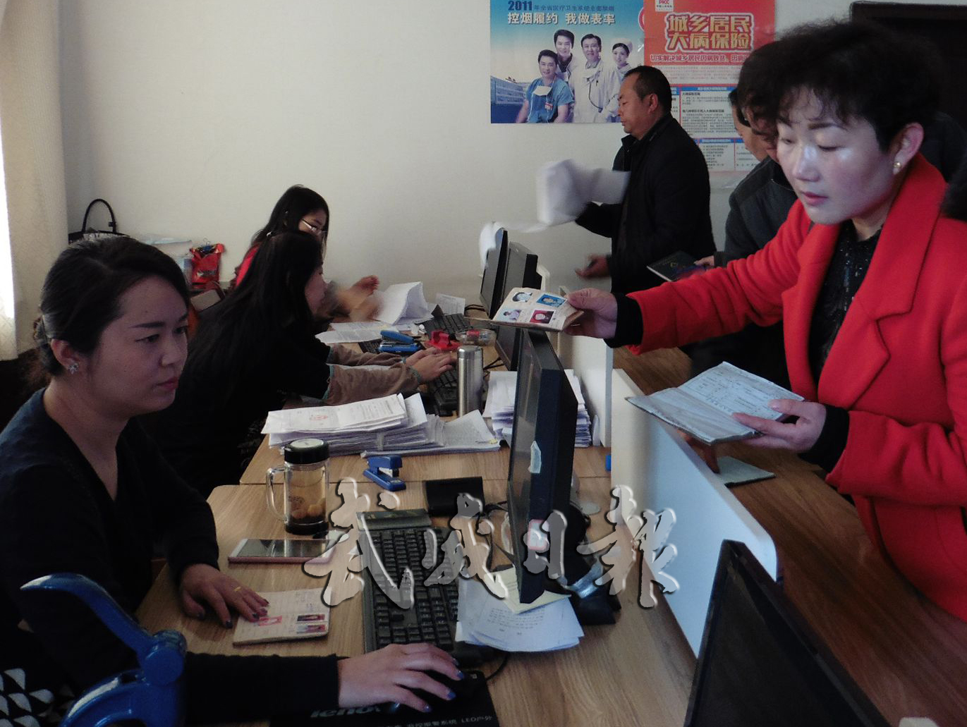 凉州区群众在新农合便民服务大厅办理医保-武威日报-每日甘肃网