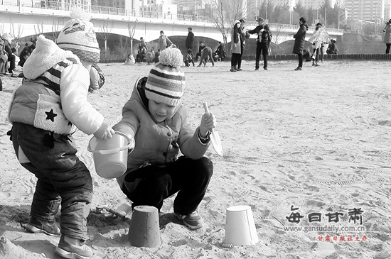 小朋友在兰州黄河风情线上玩沙子放风筝-甘肃